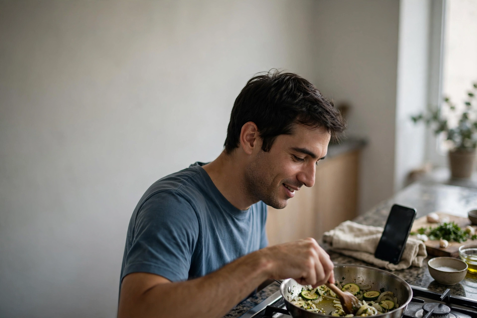 Homem cozinha enquanto escuta conteúdo em inglês no celular e repete uma expressão.