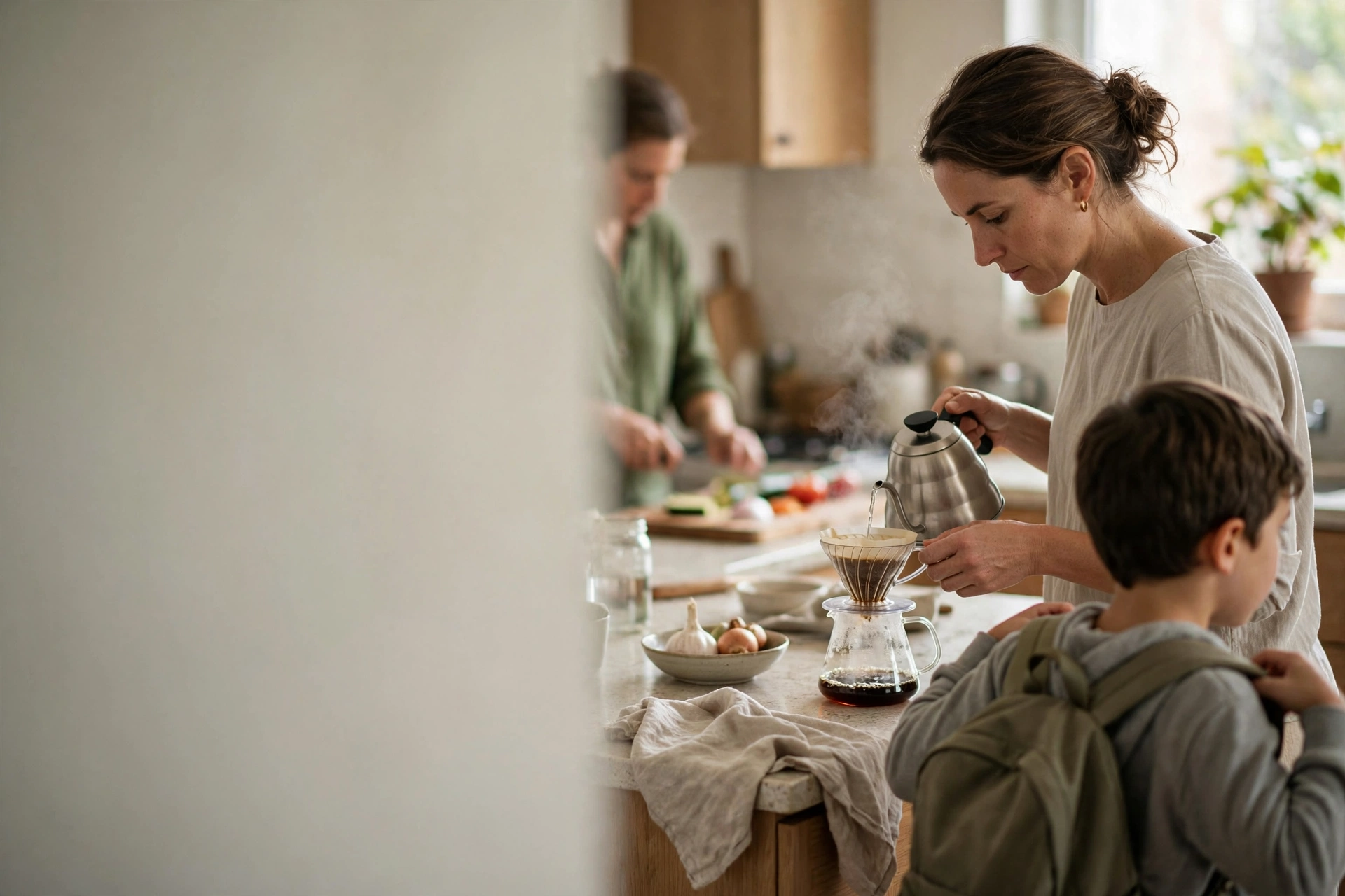 Família realiza tarefas rotineiras e uma atividade em andamento na cozinha pela manhã.